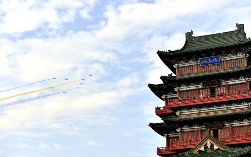 江西南昌：中外飛行表演隊飛越滕王閣